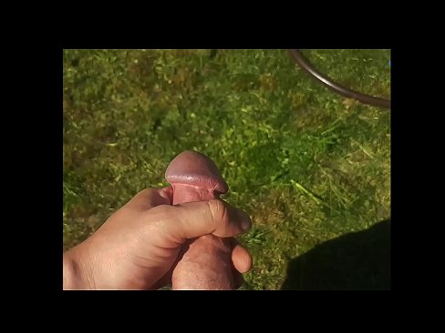 ❤️ Vruća zgodna jebe svoju ružičastu macu i svršava špricom u ljetnoj bašti ❤ Porno kod nas ☑