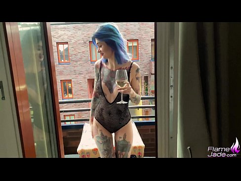 ❤️ Sjajna djevojka sisa gutljajem i strastveno jebe pod otvorenim nebom ❤ Porno kod nas ☑